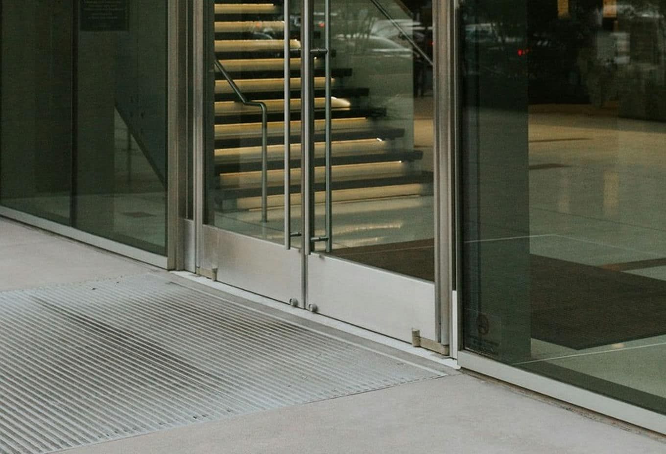 Wycieraczki systemowe aluminiowe – klucz do czystości