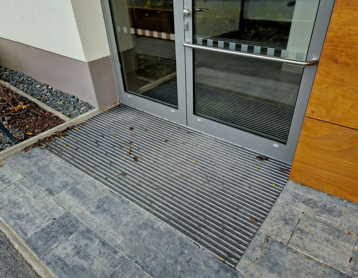 Jak wpuścić wycieraczkę w posadzkę?